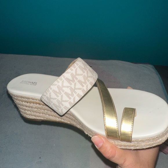Michael Kors monogram Sidney toe sandal - Picture 7 of 17
